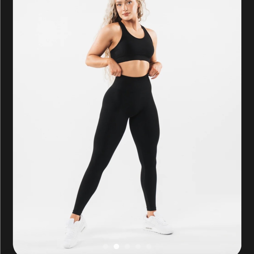 Alphalete Black scrunch butt leggings - Picture 3 of 4